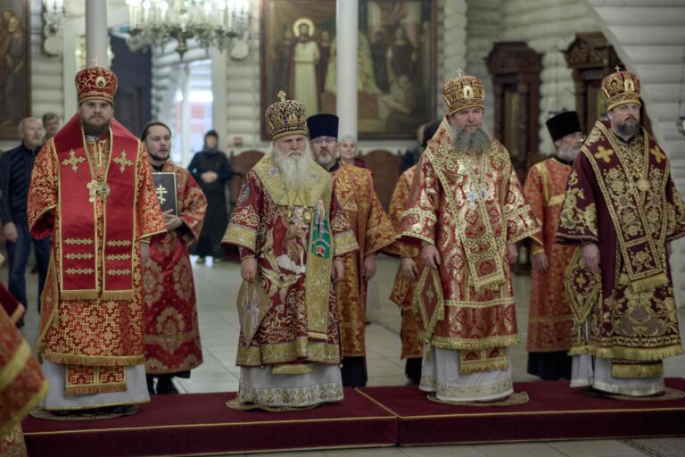 В Державном храме Царской обители на Ганиной Яме совершена Божественная литургия архиерейским чином
