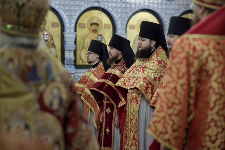 В Державном храме Царской обители на Ганиной Яме совершена Божественная литургия архиерейским чином
