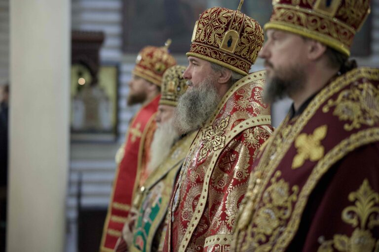 В Державном храме Царской обители на Ганиной Яме совершена Божественная литургия архиерейским чином