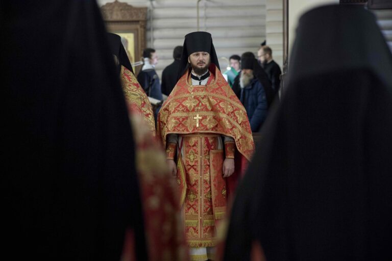 В Державном храме Царской обители на Ганиной Яме совершена Божественная литургия архиерейским чином