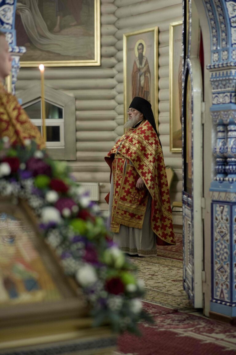 В Державном храме Царской обители на Ганиной Яме совершена Божественная литургия архиерейским чином