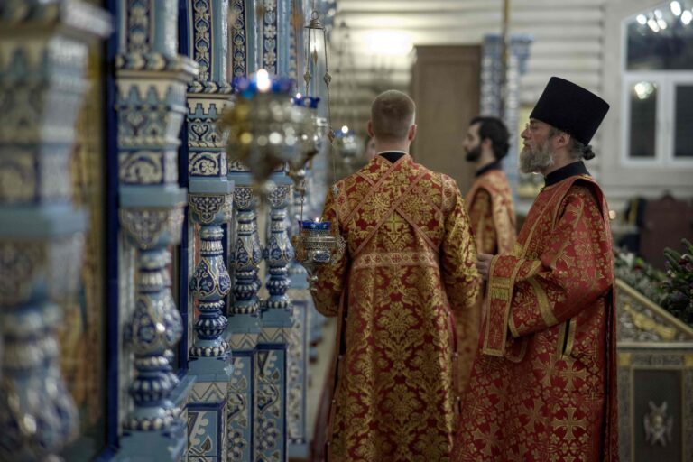 В Державном храме Царской обители на Ганиной Яме совершена Божественная литургия архиерейским чином