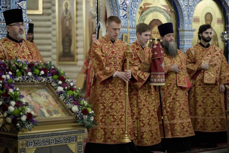 В Державном храме Царской обители на Ганиной Яме совершена Божественная литургия архиерейским чином