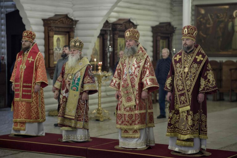 В Державном храме Царской обители на Ганиной Яме совершена Божественная литургия архиерейским чином