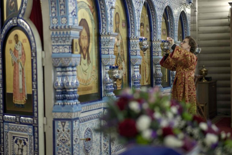 В Державном храме Царской обители на Ганиной Яме совершена Божественная литургия архиерейским чином