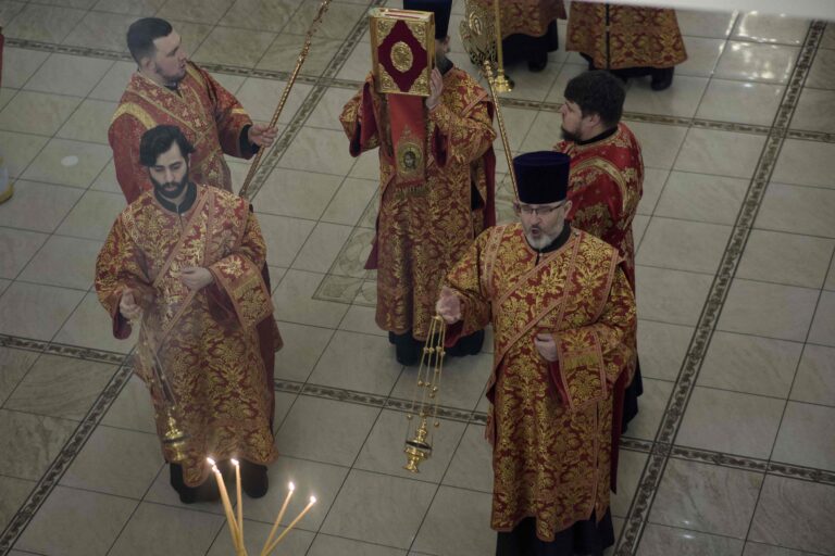 В Державном храме Царской обители на Ганиной Яме совершена Божественная литургия архиерейским чином