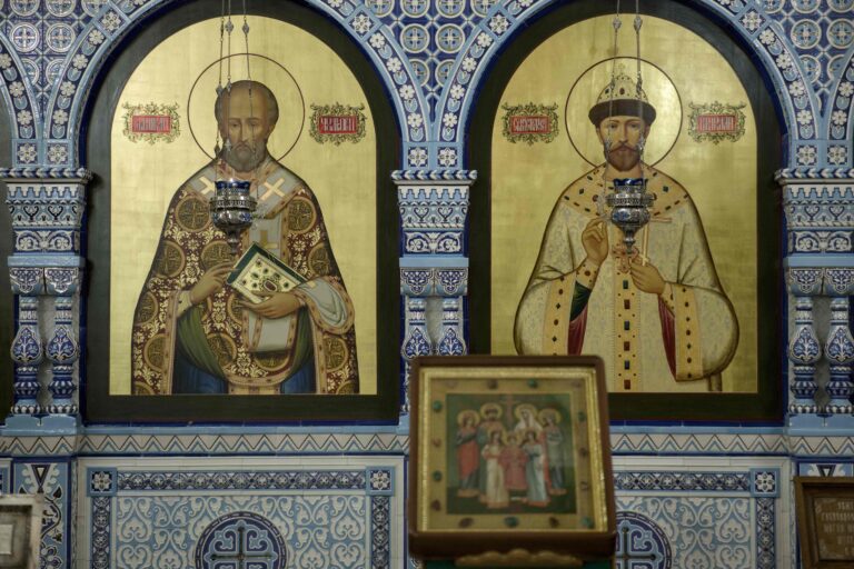 В Державном храме Царской обители на Ганиной Яме совершена Божественная литургия архиерейским чином