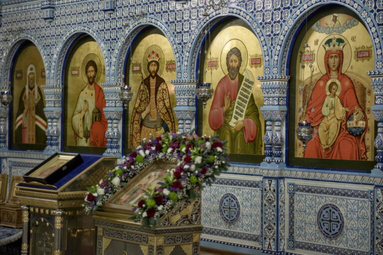 В Державном храме Царской обители на Ганиной Яме совершена Божественная литургия архиерейским чином