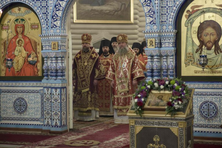 В Державном храме Царской обители на Ганиной Яме совершена Божественная литургия архиерейским чином
