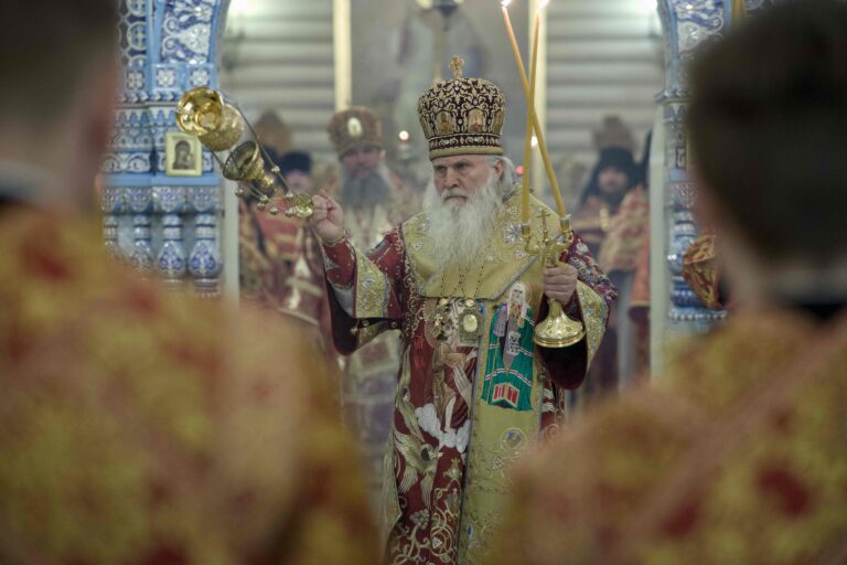 В Державном храме Царской обители на Ганиной Яме совершена Божественная литургия архиерейским чином