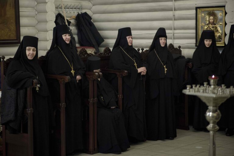 В Державном храме Царской обители на Ганиной Яме совершена Божественная литургия архиерейским чином