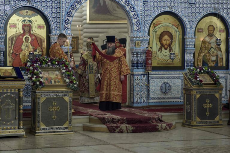 В Державном храме Царской обители на Ганиной Яме совершена Божественная литургия архиерейским чином