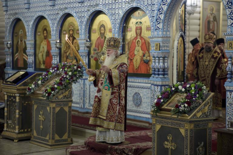 В Державном храме Царской обители на Ганиной Яме совершена Божественная литургия архиерейским чином