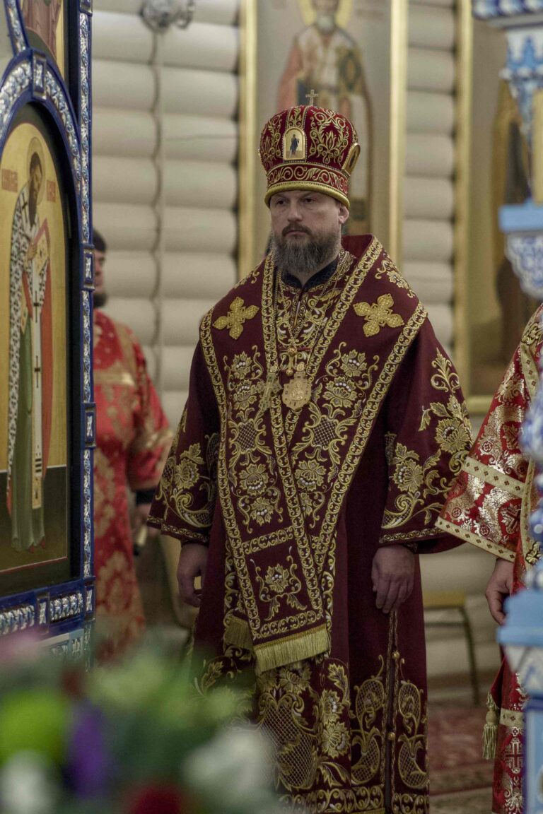 В Державном храме Царской обители на Ганиной Яме совершена Божественная литургия архиерейским чином