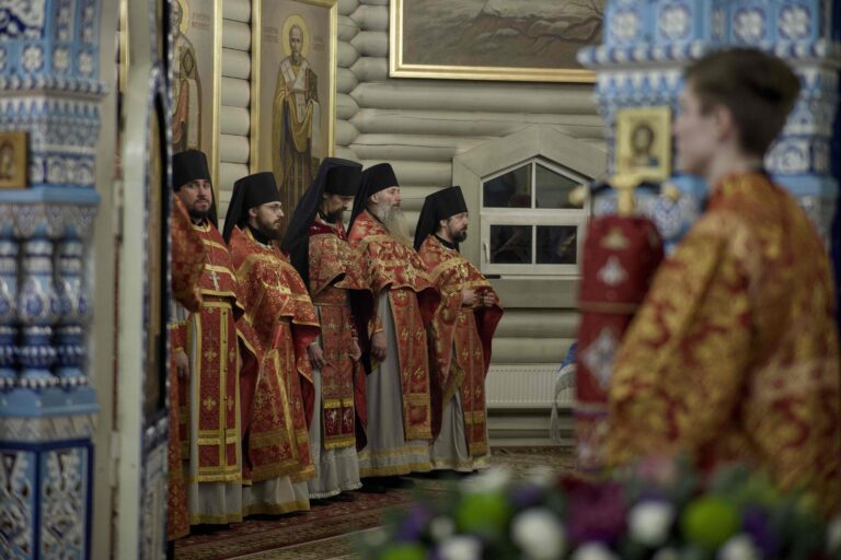 В Державном храме Царской обители на Ганиной Яме совершена Божественная литургия архиерейским чином