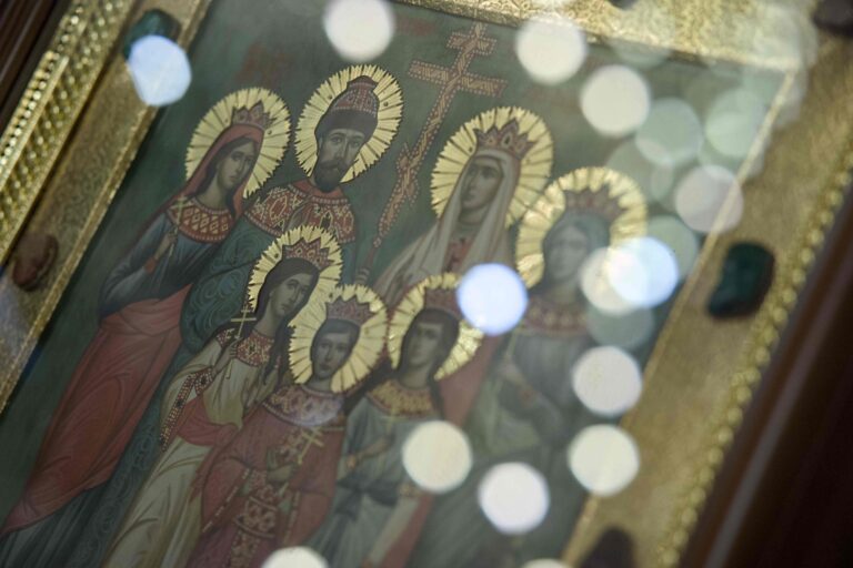 В Державном храме Царской обители на Ганиной Яме совершена Божественная литургия архиерейским чином