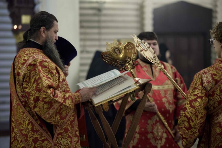 В Державном храме Царской обители на Ганиной Яме совершена Божественная литургия архиерейским чином