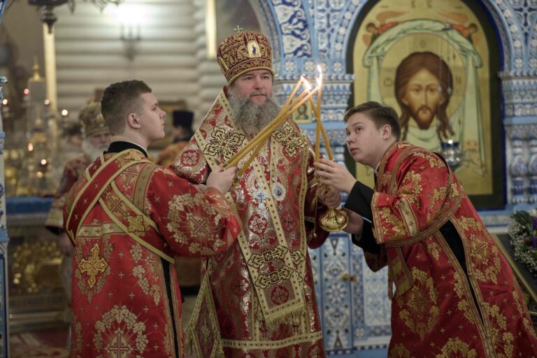 В Державном храме Царской обители на Ганиной Яме совершена Божественная литургия архиерейским чином