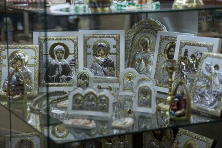 В Державном храме Царской обители на Ганиной Яме совершена Божественная литургия архиерейским чином