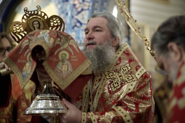 В Державном храме Царской обители на Ганиной Яме совершена Божественная литургия архиерейским чином