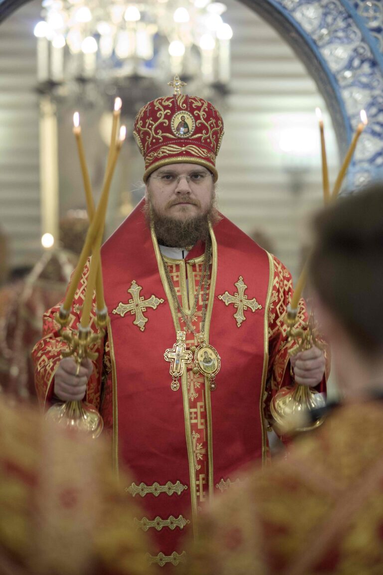 В Державном храме Царской обители на Ганиной Яме совершена Божественная литургия архиерейским чином
