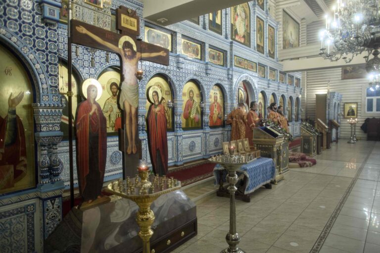 В Державном храме Царской обители на Ганиной Яме совершена Божественная литургия архиерейским чином