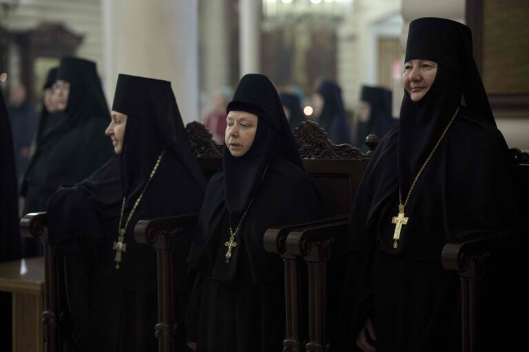 В Державном храме Царской обители на Ганиной Яме совершена Божественная литургия архиерейским чином