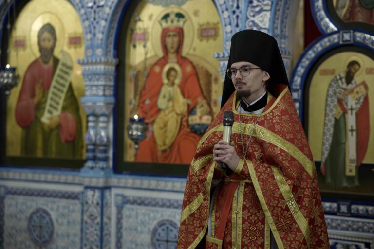 В Державном храме Царской обители на Ганиной Яме совершена Божественная литургия архиерейским чином