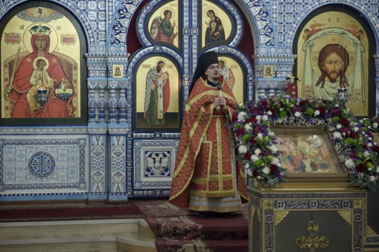 В Державном храме Царской обители на Ганиной Яме совершена Божественная литургия архиерейским чином