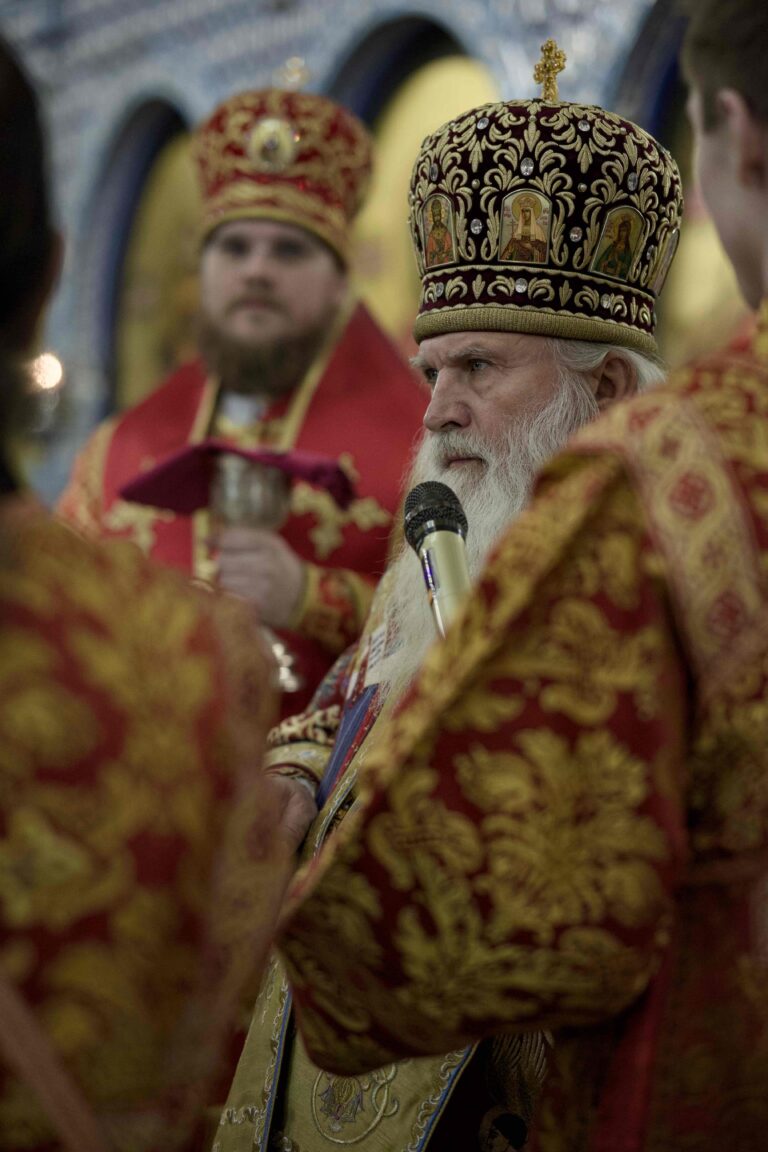 В Державном храме Царской обители на Ганиной Яме совершена Божественная литургия архиерейским чином