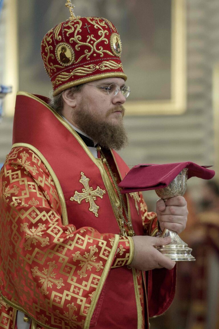 В Державном храме Царской обители на Ганиной Яме совершена Божественная литургия архиерейским чином