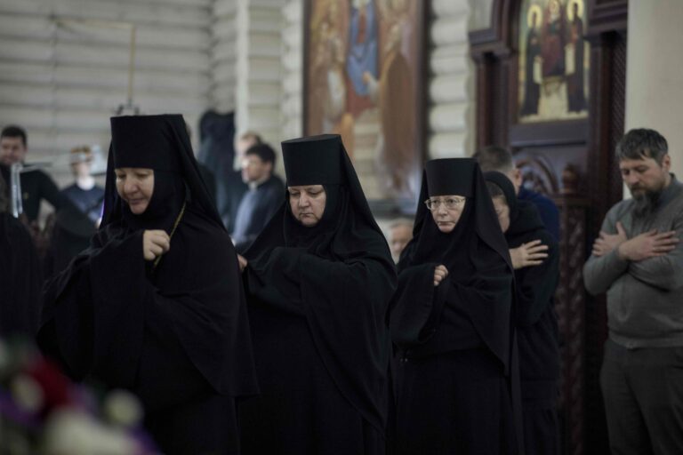 В Державном храме Царской обители на Ганиной Яме совершена Божественная литургия архиерейским чином