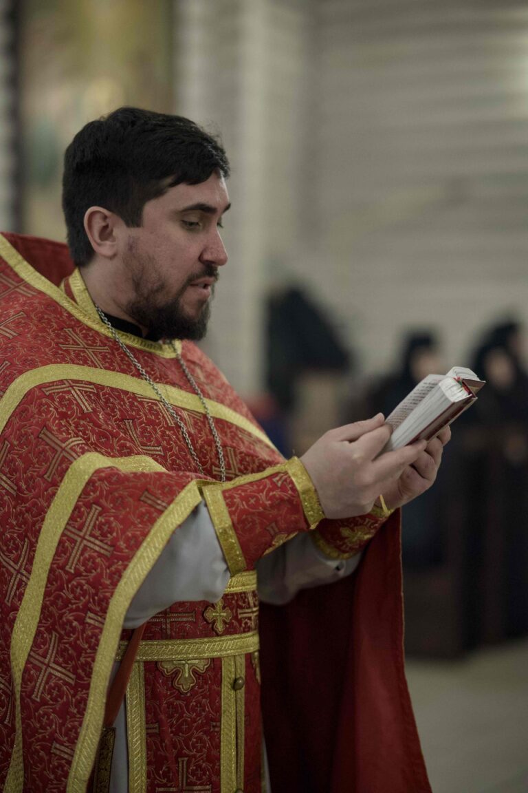 В Державном храме Царской обители на Ганиной Яме совершена Божественная литургия архиерейским чином