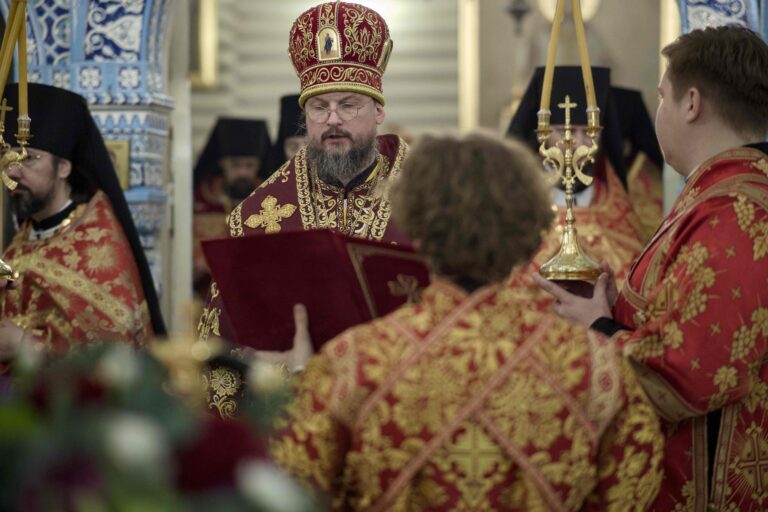 В Державном храме Царской обители на Ганиной Яме совершена Божественная литургия архиерейским чином
