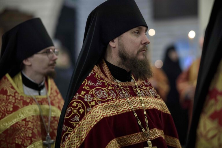 В Державном храме Царской обители на Ганиной Яме совершена Божественная литургия архиерейским чином