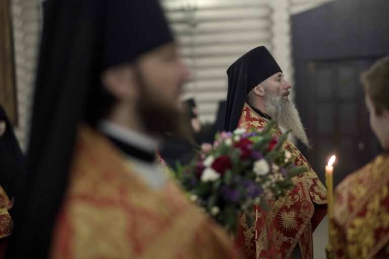 В Державном храме Царской обители на Ганиной Яме совершена Божественная литургия архиерейским чином