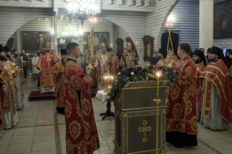 В Державном храме Царской обители на Ганиной Яме совершена Божественная литургия архиерейским чином