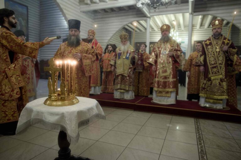 В Державном храме Царской обители на Ганиной Яме совершена Божественная литургия архиерейским чином