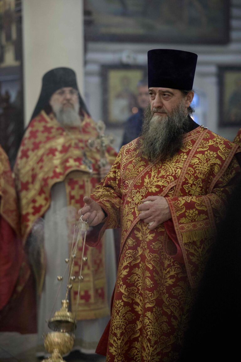 В Державном храме Царской обители на Ганиной Яме совершена Божественная литургия архиерейским чином