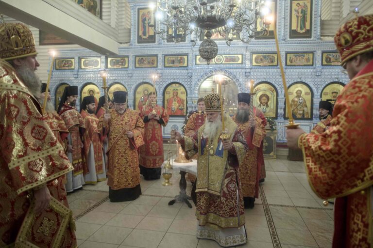 В Державном храме Царской обители на Ганиной Яме совершена Божественная литургия архиерейским чином