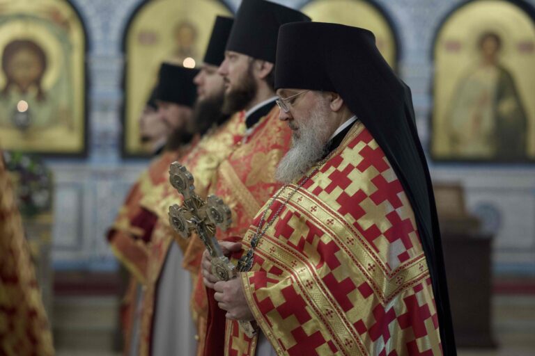 В Державном храме Царской обители на Ганиной Яме совершена Божественная литургия архиерейским чином