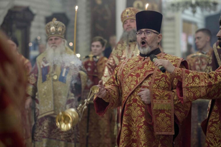 В Державном храме Царской обители на Ганиной Яме совершена Божественная литургия архиерейским чином