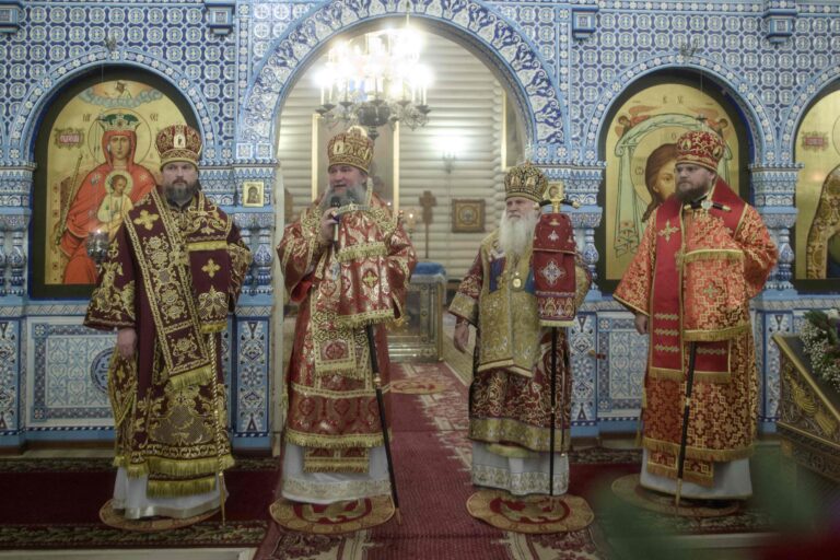 В Державном храме Царской обители на Ганиной Яме совершена Божественная литургия архиерейским чином