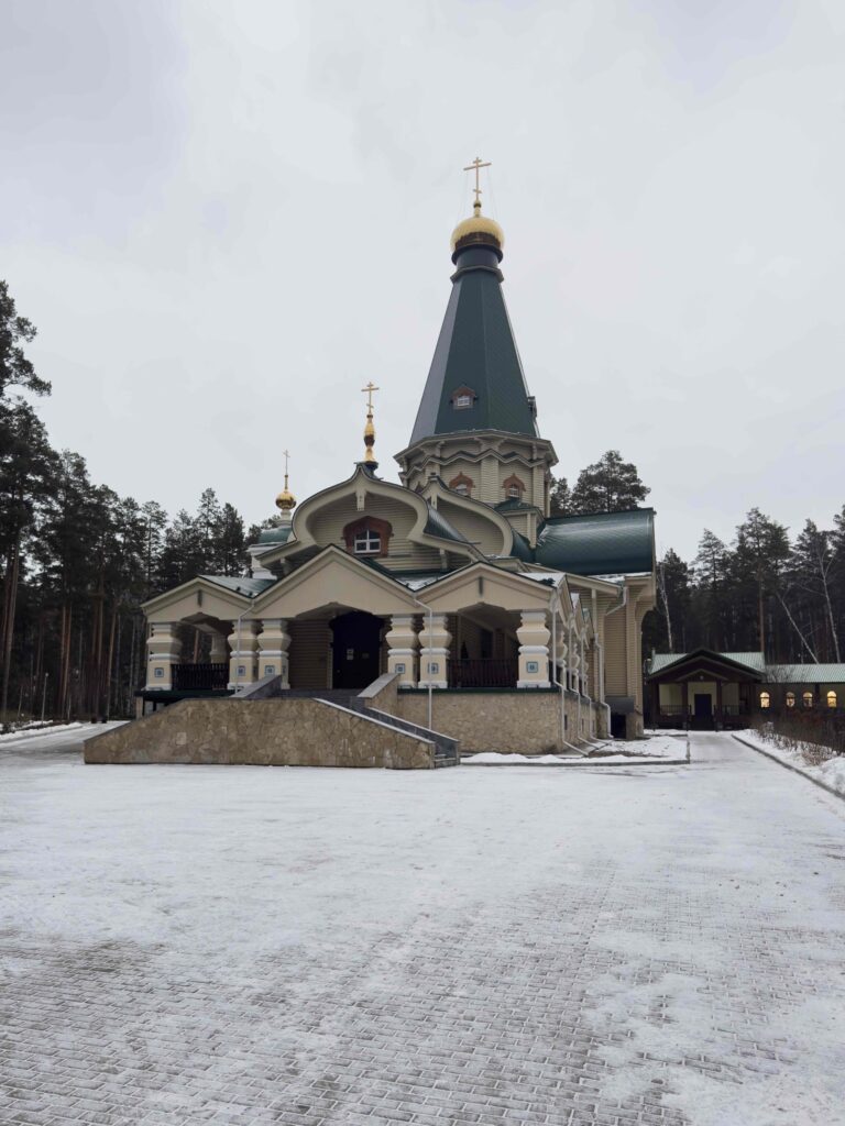 В Державном храме Царской обители на Ганиной Яме совершена Божественная литургия архиерейским чином