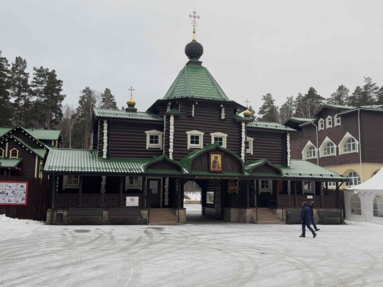 В Державном храме Царской обители на Ганиной Яме совершена Божественная литургия архиерейским чином