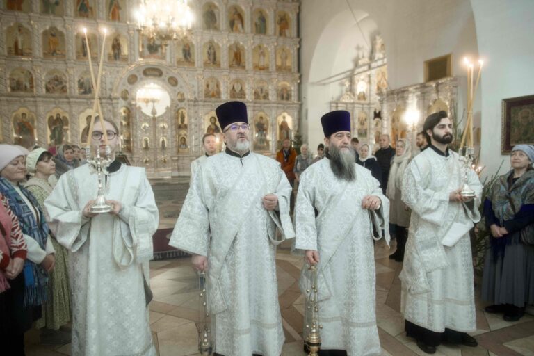 В Богоявленскую субботу митрополит Евгений совершил Божественную литургию в храме в честь Благовещения Пресвятой Богородицы уральской столицы