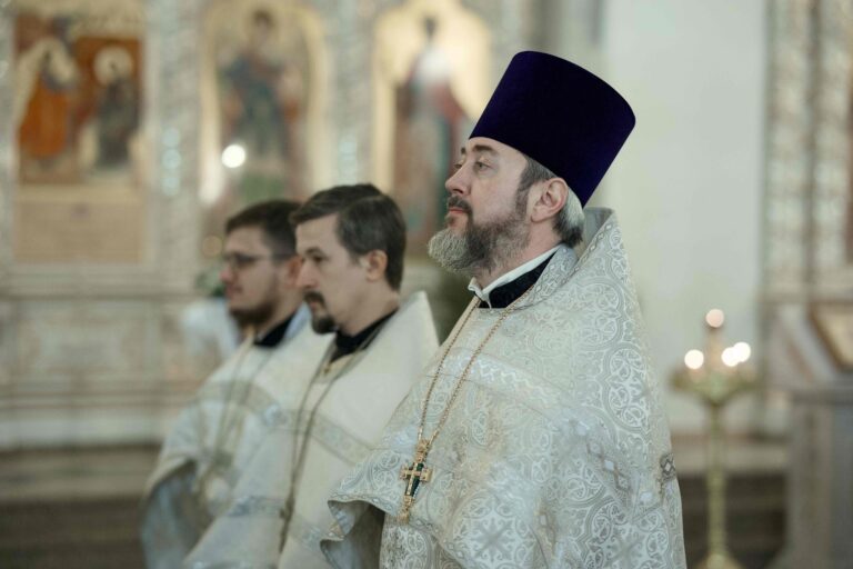 В Богоявленскую субботу митрополит Евгений совершил Божественную литургию в храме в честь Благовещения Пресвятой Богородицы уральской столицы