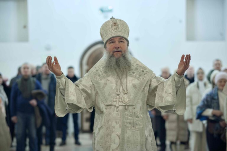 В Богоявленскую субботу митрополит Евгений совершил Божественную литургию в храме в честь Благовещения Пресвятой Богородицы уральской столицы