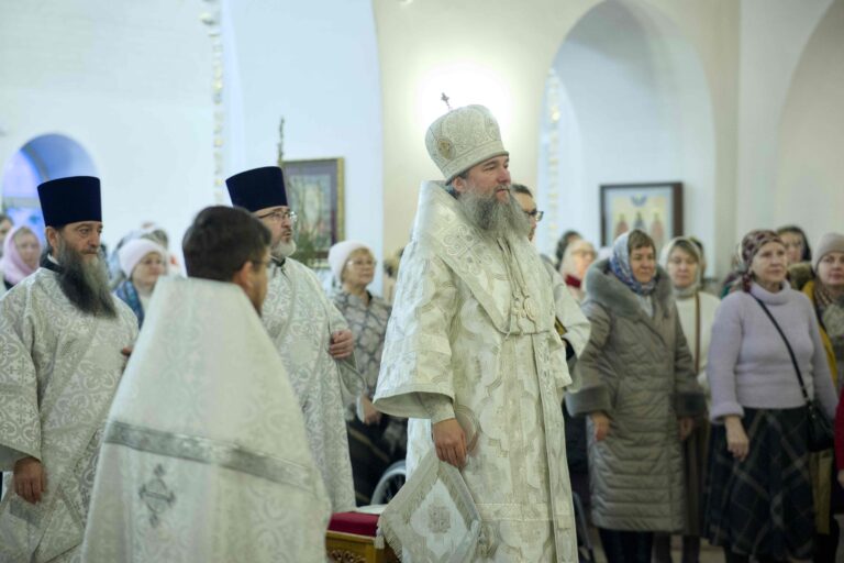 В Богоявленскую субботу митрополит Евгений совершил Божественную литургию в храме в честь Благовещения Пресвятой Богородицы уральской столицы