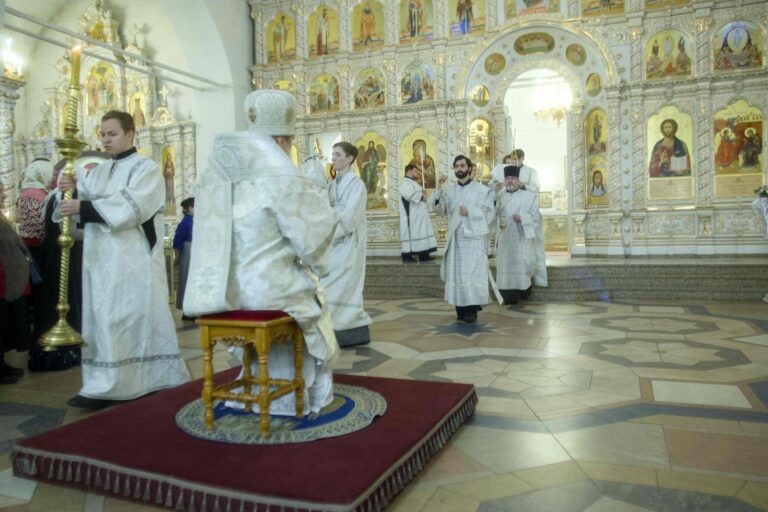 В Богоявленскую субботу митрополит Евгений совершил Божественную литургию в храме в честь Благовещения Пресвятой Богородицы уральской столицы